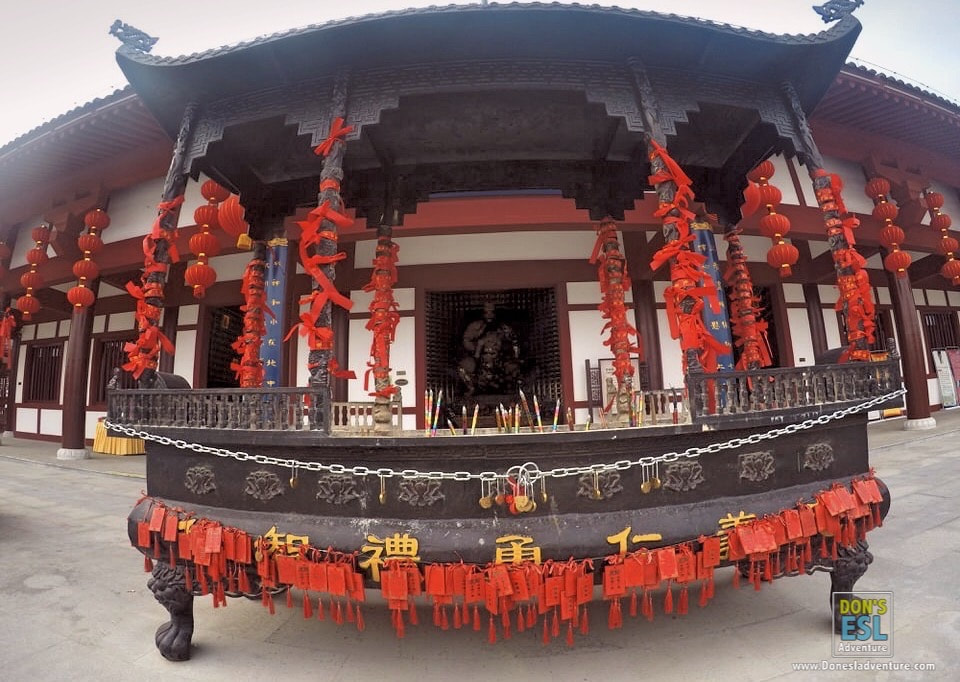 Buddhist Temple at China's Guan Yu Statue of Jingzhou | Don's ESL Adventure!